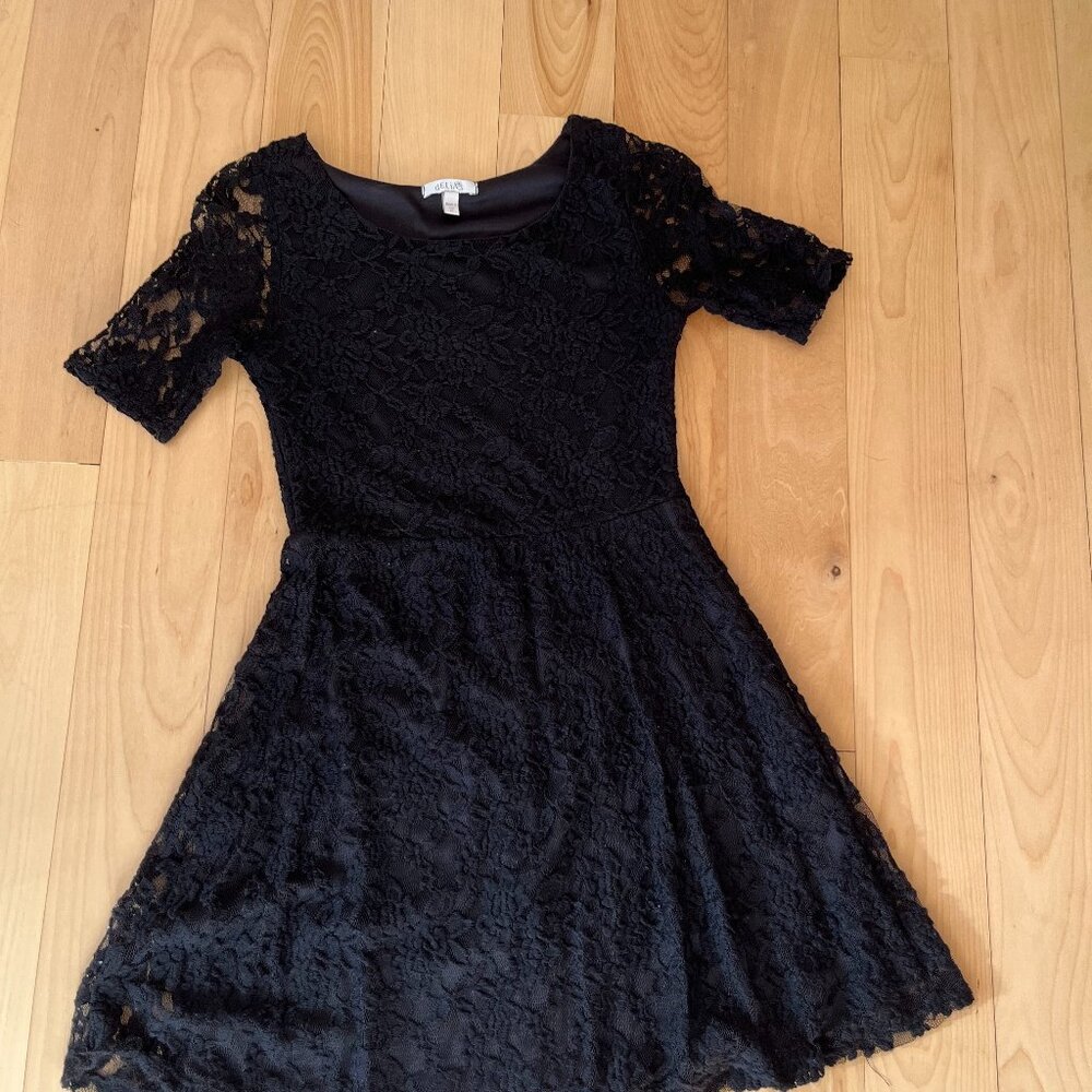 Black Delias Dress, super cute & flattering, lace sleeves
